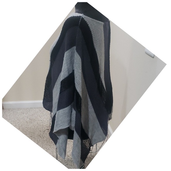 CHIC VERTICAL STRIPPED FRINGED PONCHO - BLACK & GREY - Picture 6 of 13